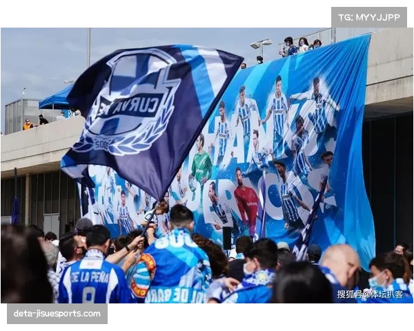 特写：西班牙人球迷在球队打入反超进球后，展示巨幅tifo支持球队